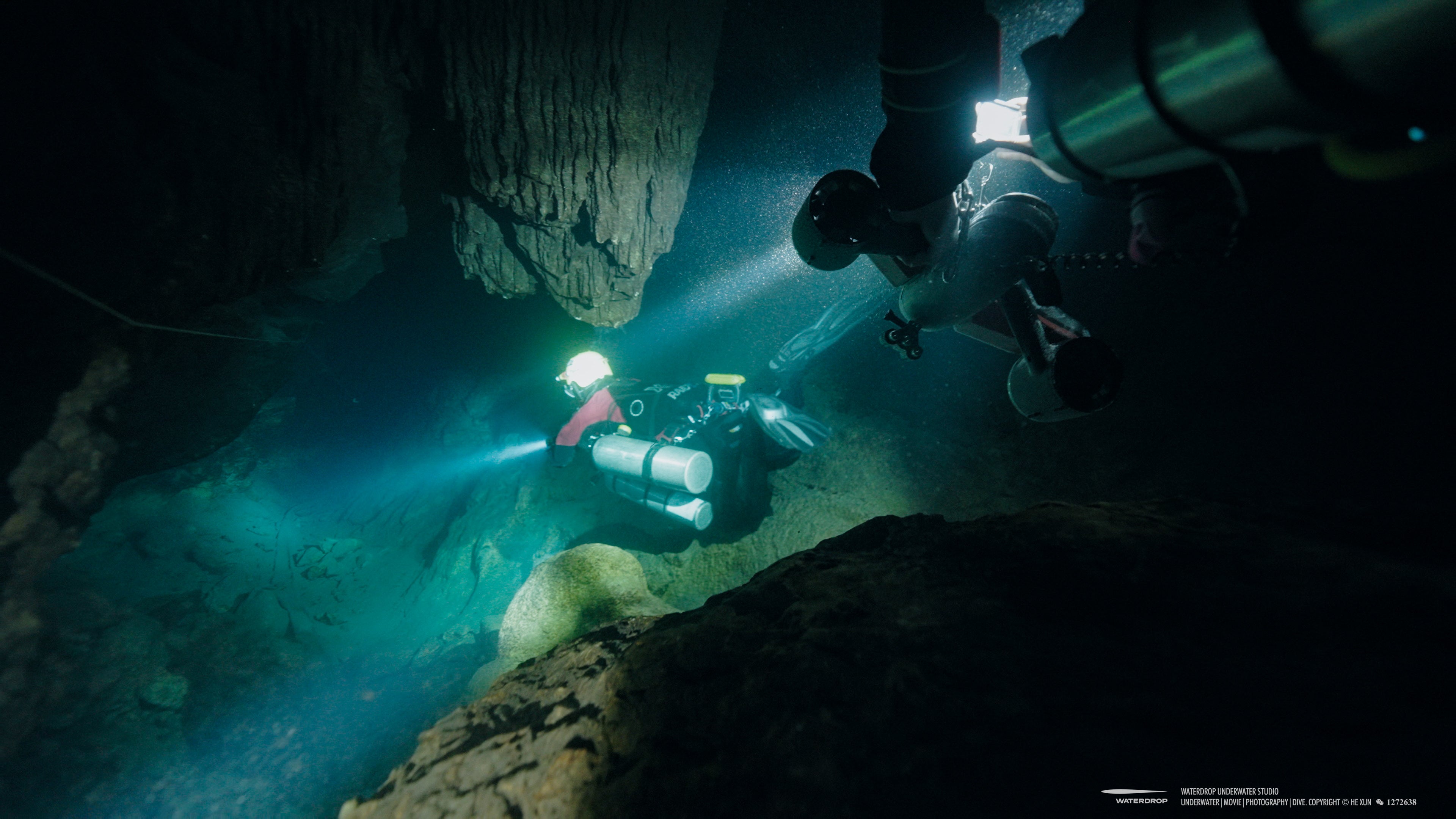 Diver using Navbow+ Counterweight Pack in underwater cave exploration.