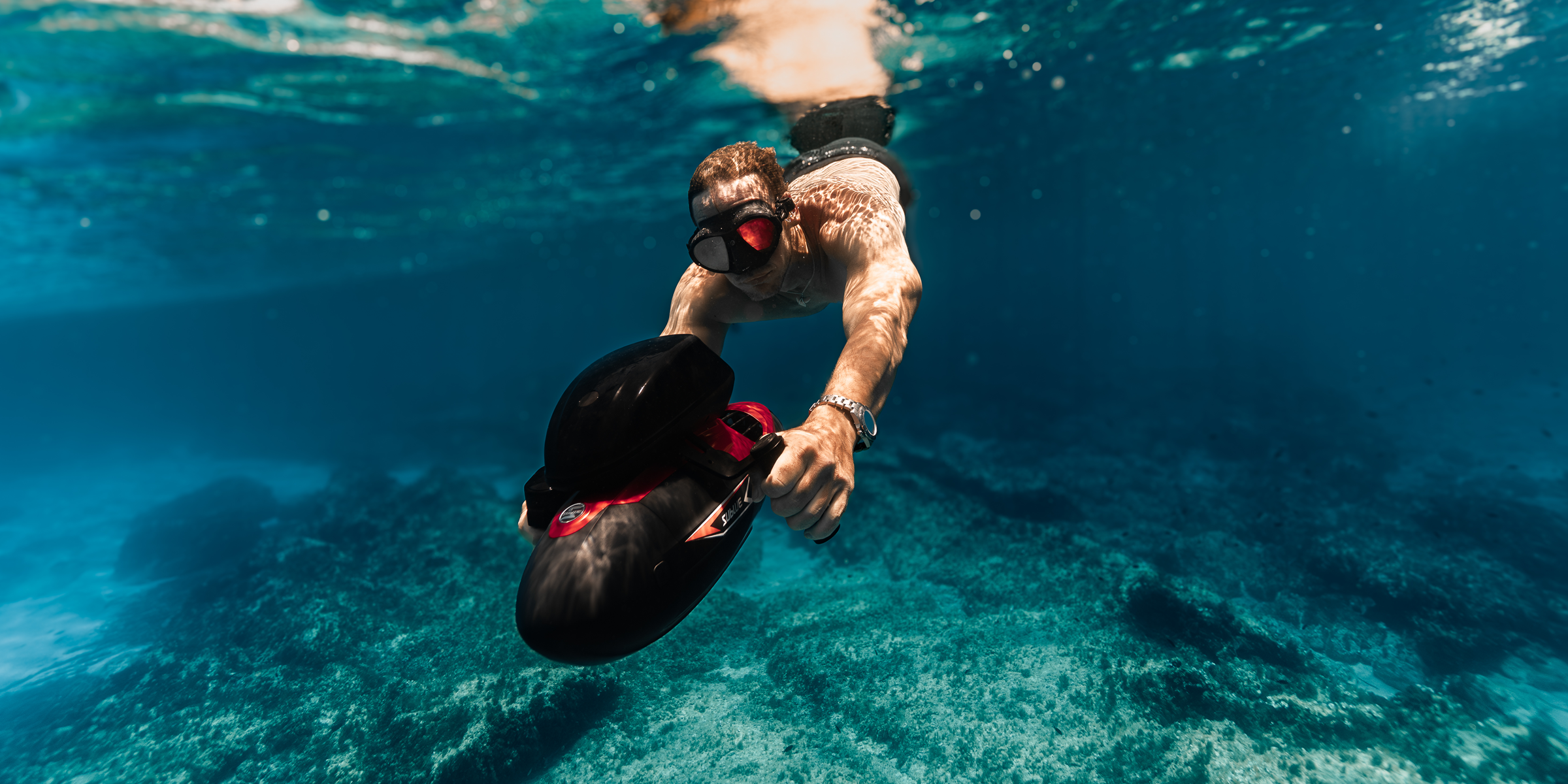 Discover the ultimate underwater adventure with Sublue Vapor, the industry's most powerful portable pump-jet underwater scooter. Boasting a 21kg thrust and 10km/h top speed, it offers unparalleled performance.