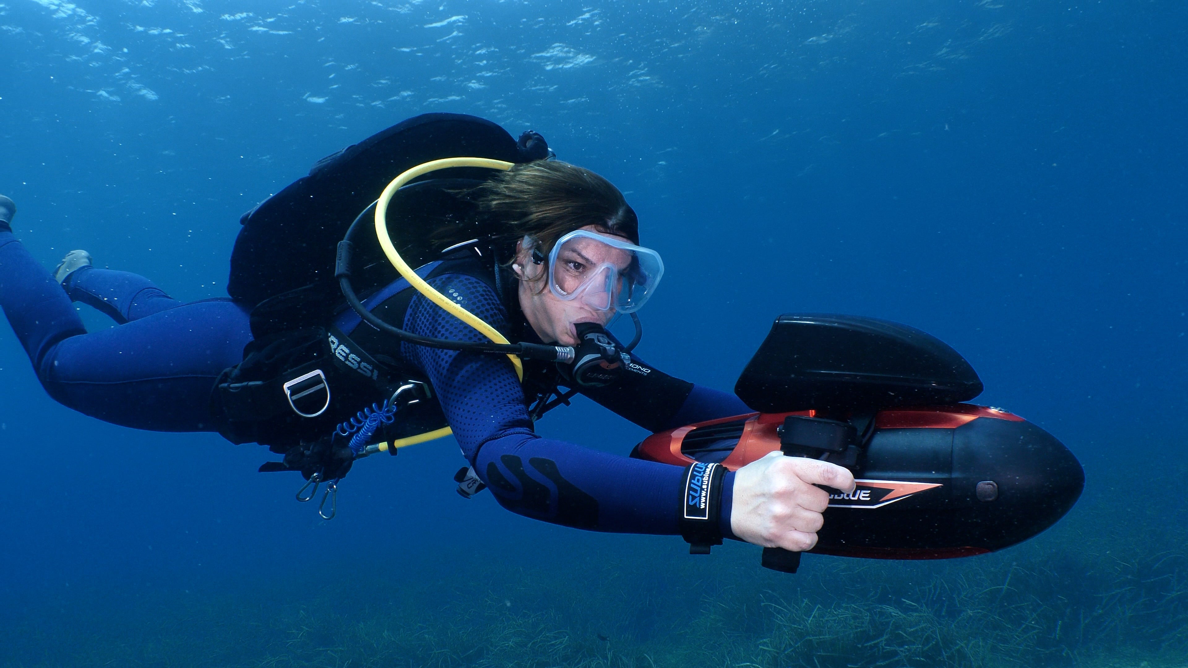 The Professional Diver's Guide to Underwater Scooters: Performance, Techniques & Gear