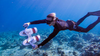 Swimmer maneuvering with Tini Double-Engine Support Handle underwater