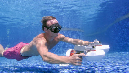 Swimmer using Tini Double-Engine Support Handle underwater for enhanced propulsion