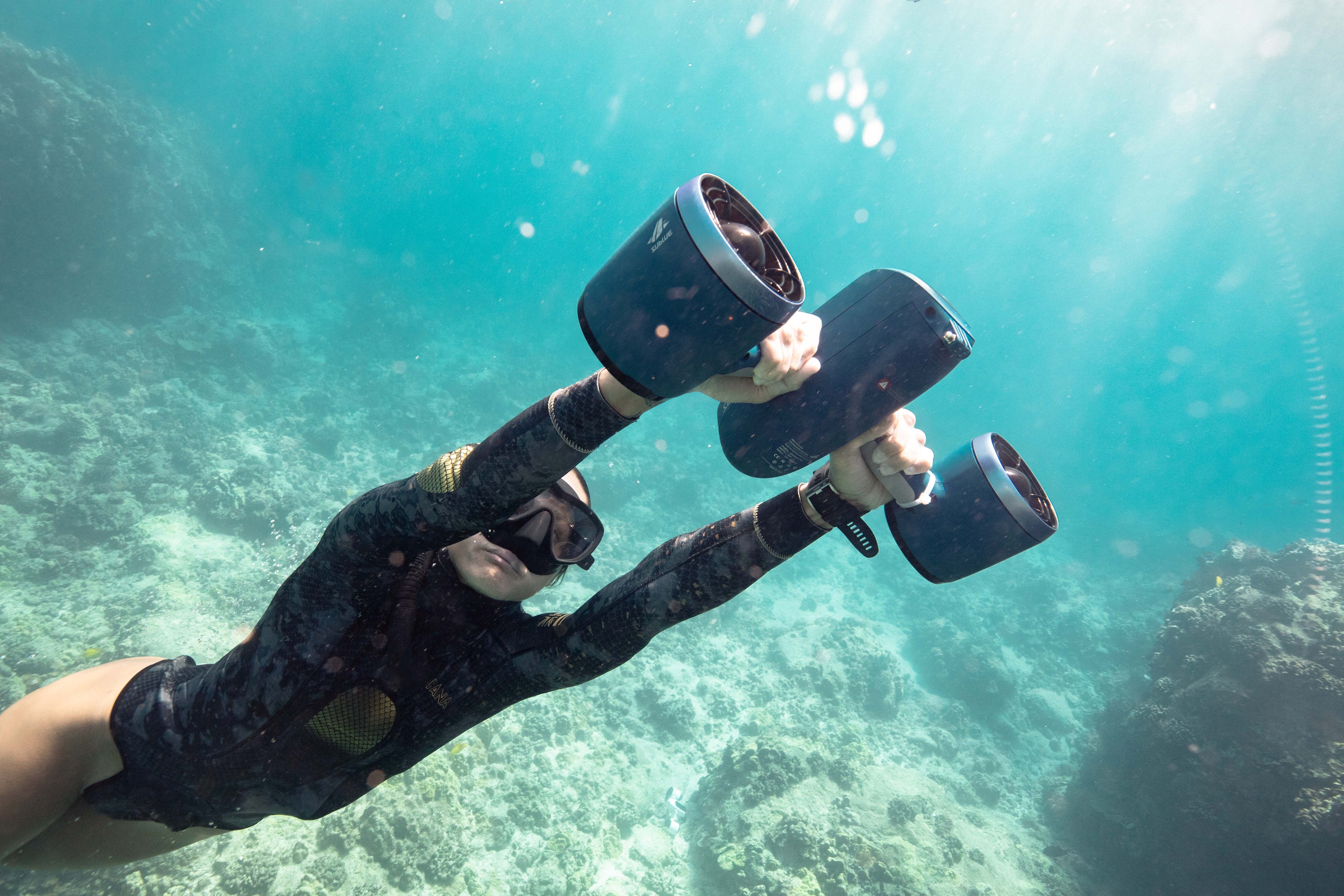 Sublue Mix underwater scooter in use