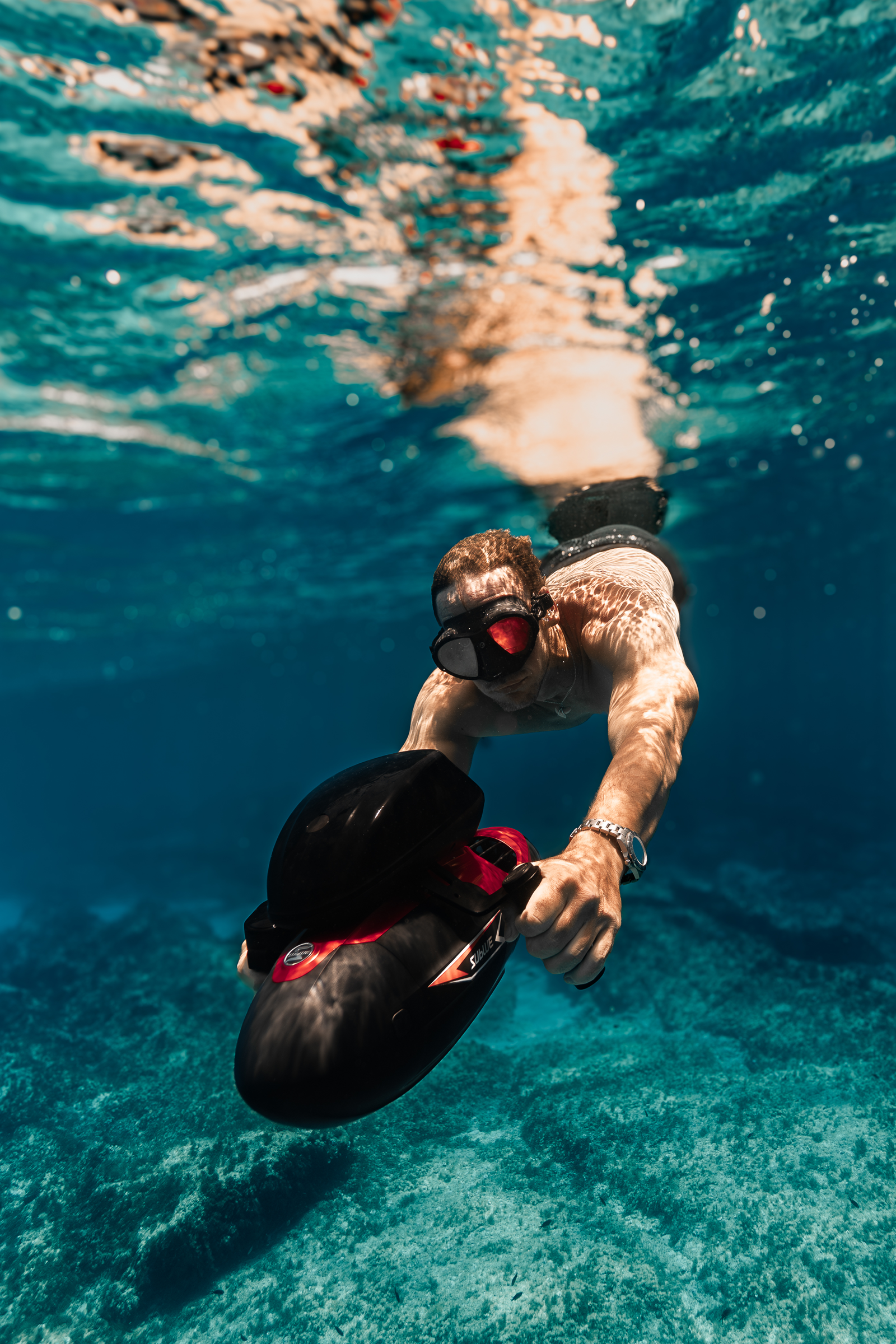 Discover the ultimate underwater adventure with Sublue Vapor, the industry's most powerful portable pump-jet underwater scooter. Boasting a 21kg thrust and 10km/h top speed, it offers unparalleled performance.